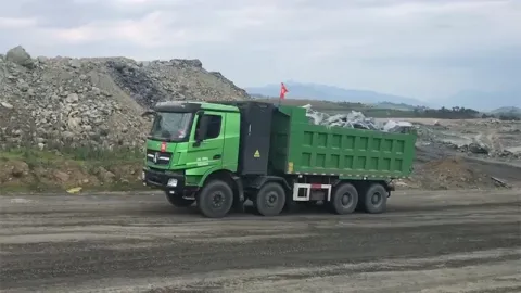Camion à benne électrique pour le chargement de charbon