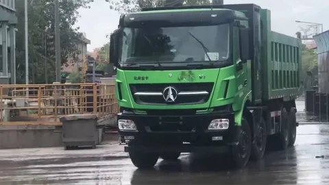 Camion à benne électrique dans une aciérie