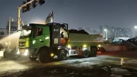 Camion à benne électrique dans une mine de fer