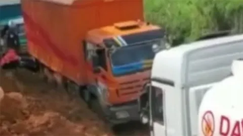 Poids lourd BeiBen roulant sur une route boueuse