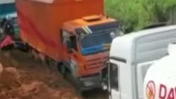 Poids lourd BeiBen roulant sur une route boueuse