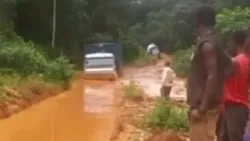Poids lourd BeiBen roulant dans une eau profonde 